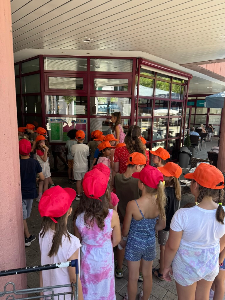 Schulkinder zu Besuch im Eiscafé Riviera