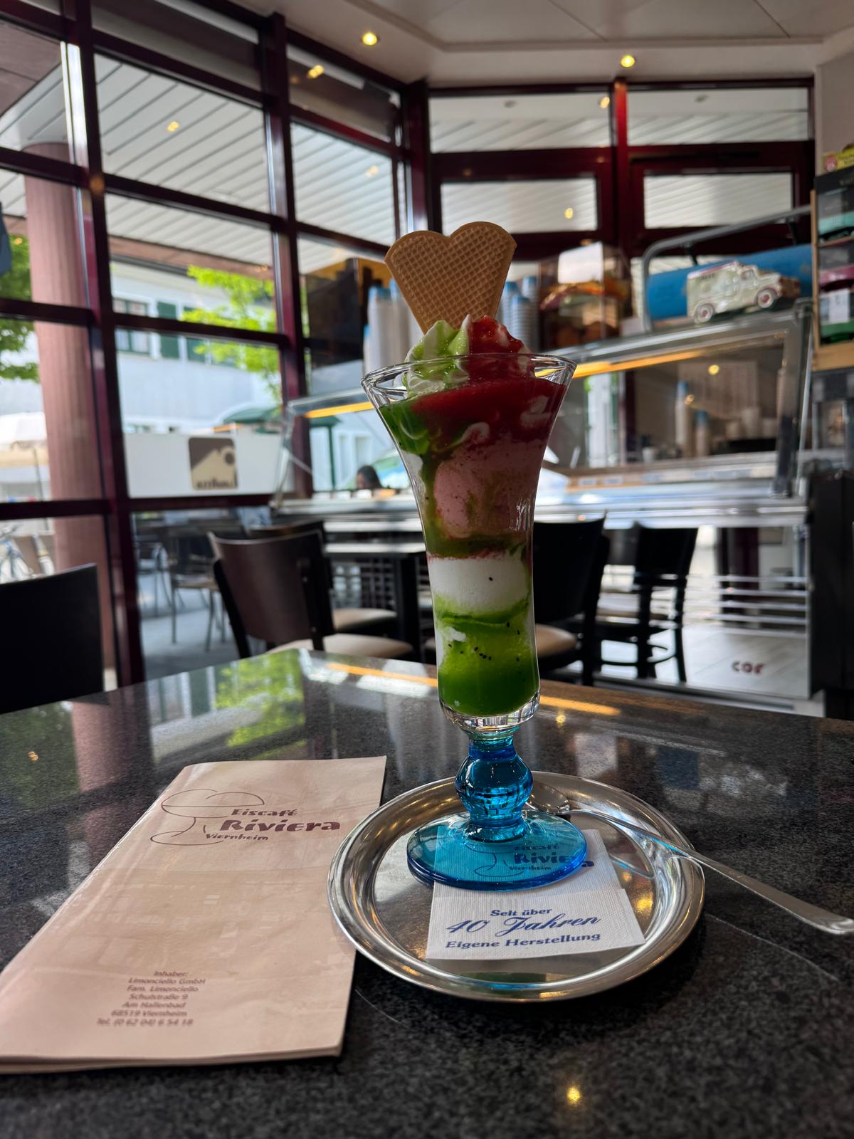 Eiskreation des Eiscafé Riviera